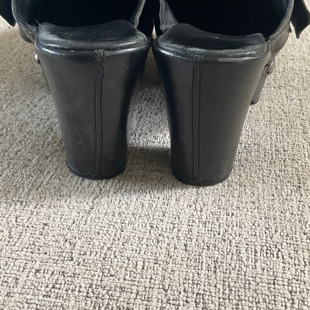 Kork-Ease Women's Black Leather Clogs - Picture 4 of 6